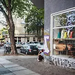 אכסניה The Circus