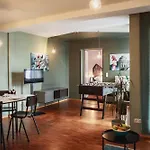 אכסניה The Circus