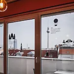 אכסניה The Circus