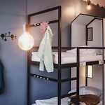 אכסניה The Circus *