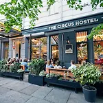 אכסניה The Circus *