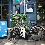 אכסניה The Circus